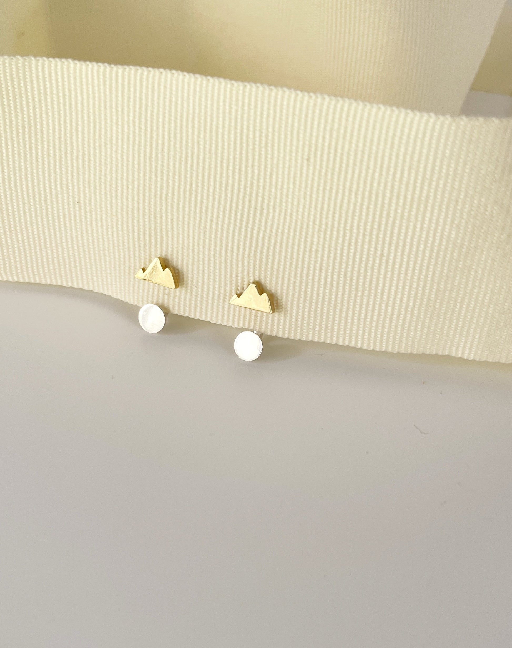 Ida Floating Dot 1/2 MOON EAR Jacket/Moon Ear Jacket/Earring Jacket/Minimalist Earrings/Geometric Jewelry/Stud Earrings/Half Moon Earrings