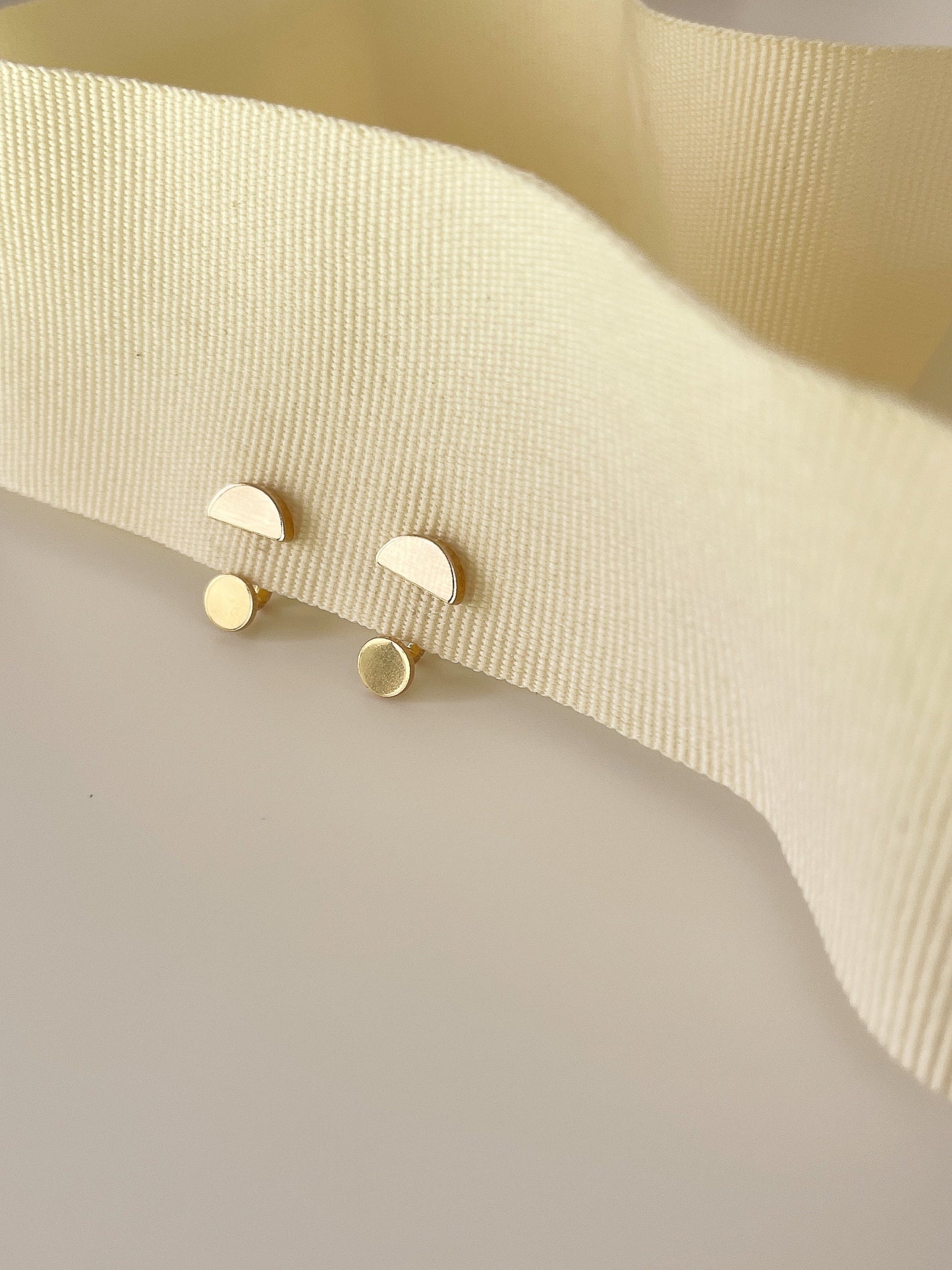 Ida Floating Dot 1/2 MOON EAR Jacket/Moon Ear Jacket/Earring Jacket/Minimalist Earrings/Geometric Jewelry/Stud Earrings/Half Moon Earrings