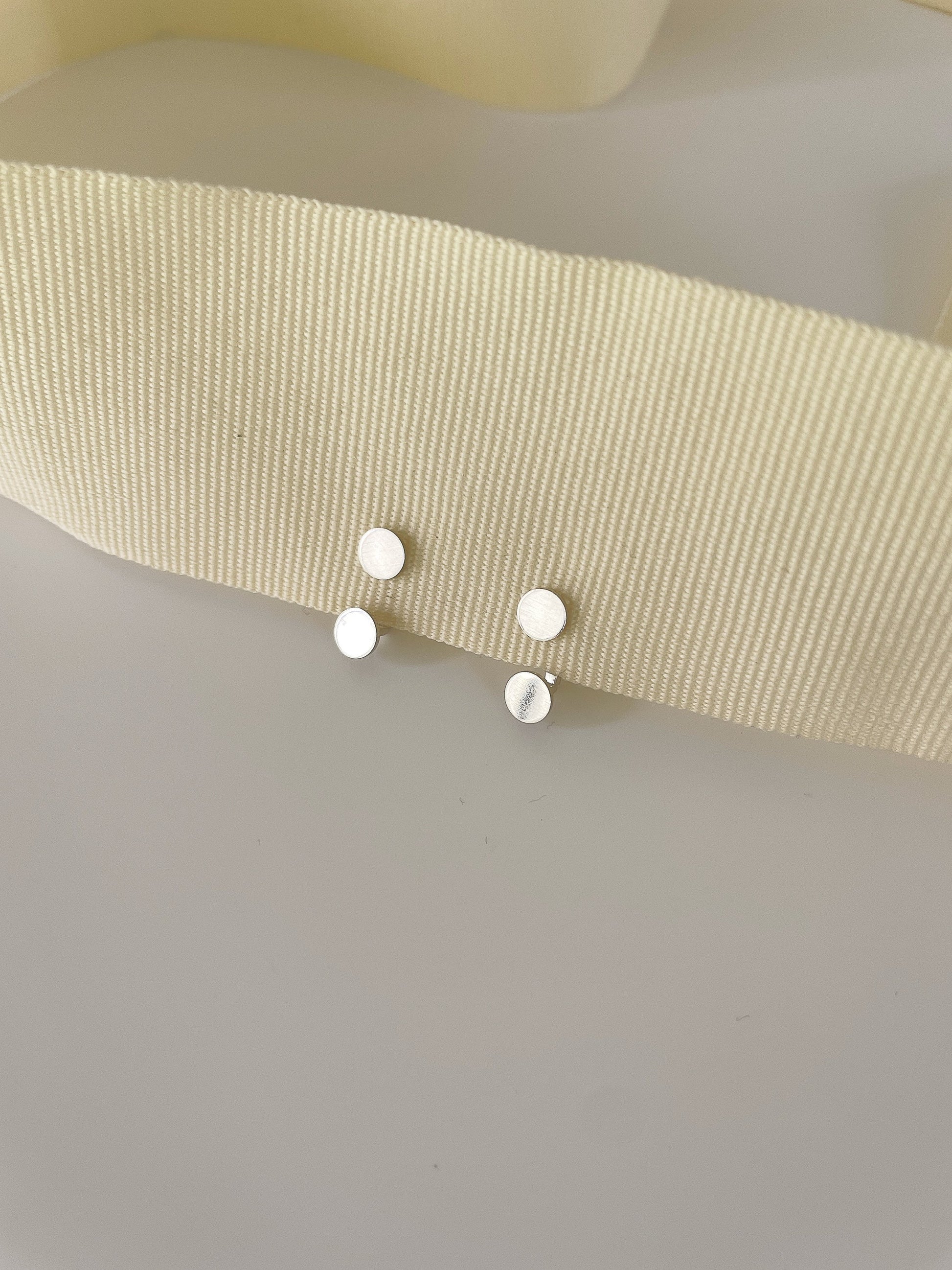 Ida Floating Dot 1/2 MOON EAR Jacket/Moon Ear Jacket/Earring Jacket/Minimalist Earrings/Geometric Jewelry/Stud Earrings/Half Moon Earrings