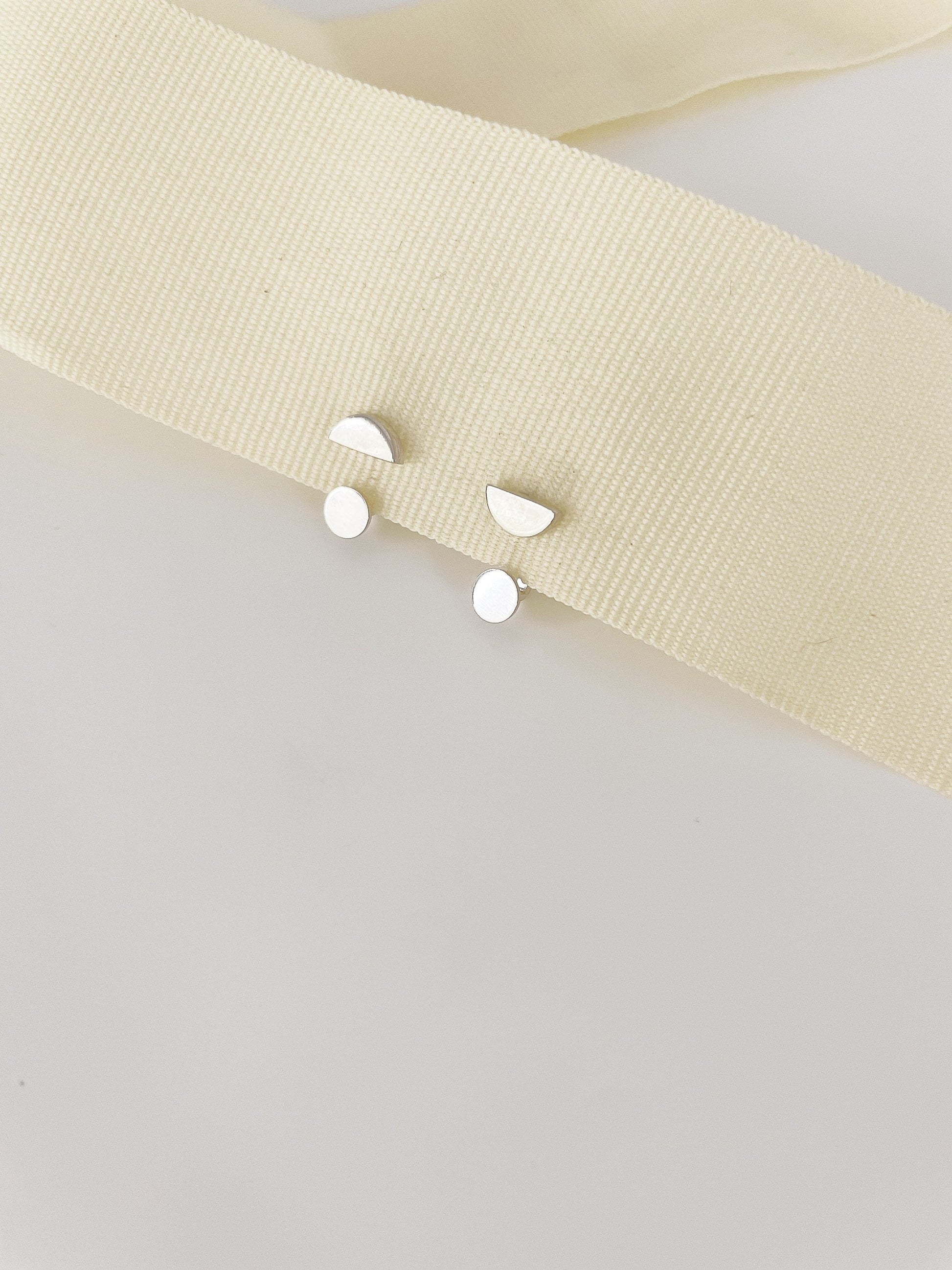 Ida Floating Dot 1/2 MOON EAR Jacket/Moon Ear Jacket/Earring Jacket/Minimalist Earrings/Geometric Jewelry/Stud Earrings/Half Moon Earrings